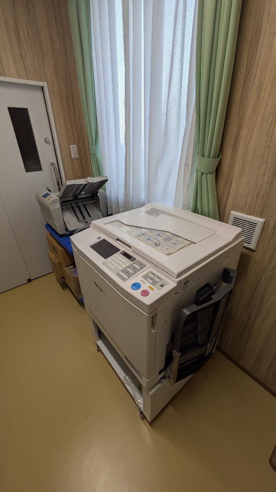 リソグラフ（輪転機）、紙折機