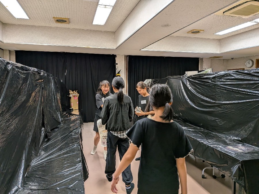 6年生による、会場設営風景